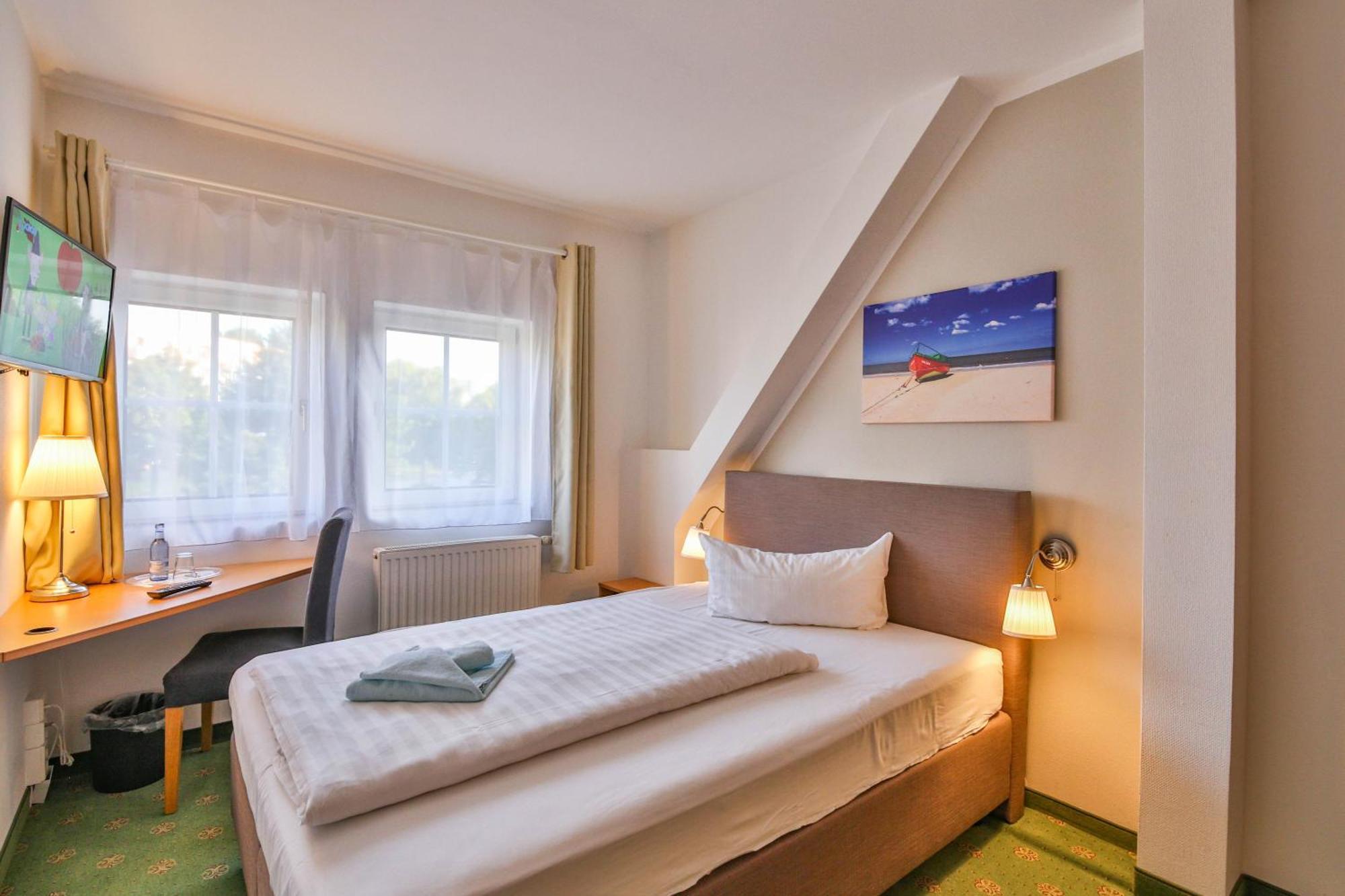 Hotel Und Restaurant "Zur Zwiebel" Peenemunde Rum bild