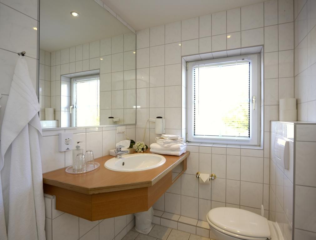 Hotel Und Restaurant "Zur Zwiebel" Peenemunde Rum bild